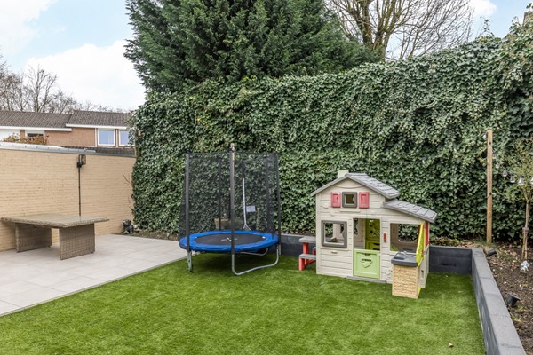 Foto - Te koop: Dr. Calsstraat 48 Landgraaf Instapklare uitstekend onderhouden geschakelde 2 kap woning in Schaesberg